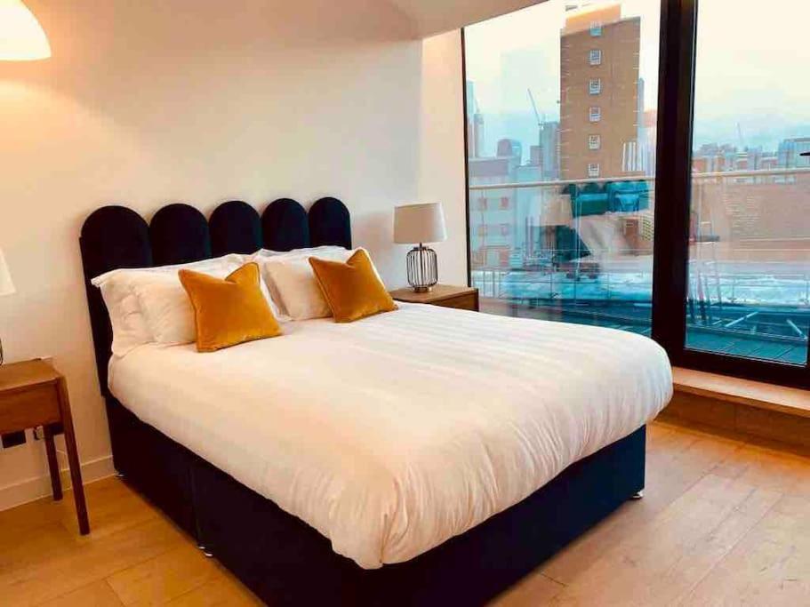 Large 3 Bed 3 Bathrooms Penthouse With Terrace And City Views In *